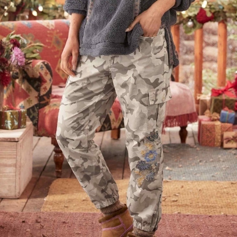 Sundance Women's Vivant Camo Joggers sz 12/14 #M2